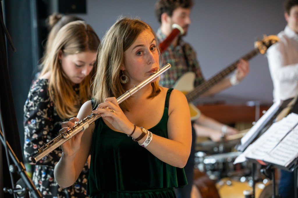 Dwarsfluitles leiden. Dwarsfluitdocente voor jong en oud op elk niveau. Dwarsfluitles voor kinderen, tieners, studenten, dertigers, vijftigers, en senioren. Kortom, iedereen is welkom. Dwarsfluitles in leiden op de J.C. de rijpstraat 25. Dwarsfluitles is leuk. 